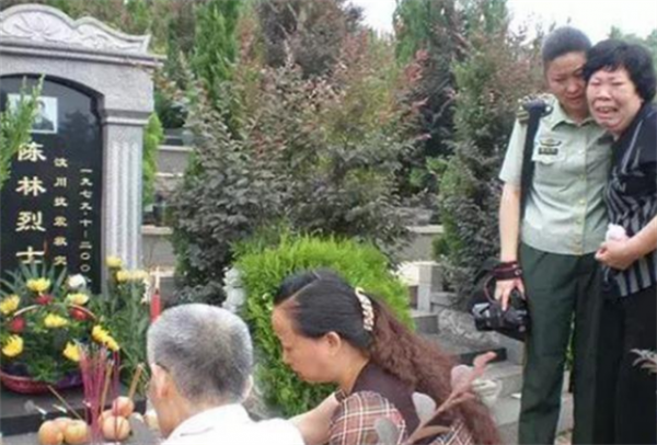 獨子救災犧牲三年後，老父親悲傷過度也走了，生命盡頭仍在盼兒歸