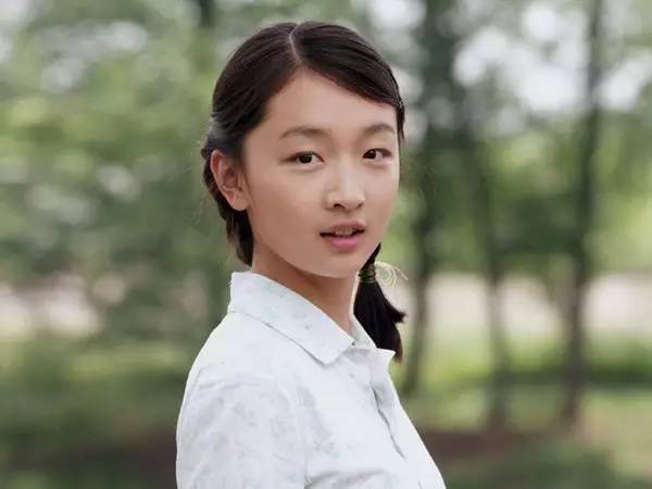 看完周冬雨的3次逆襲，才明白相貌平平的她為什麼會如此成功