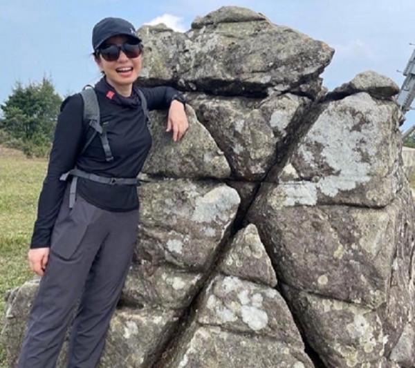 鐘楚紅新年第一天爬山，穿運動服配黑褲子，落落大方氣質優雅