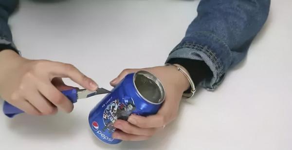 易拉罐割一刀還可以削皮，不用買削皮器了，很實用