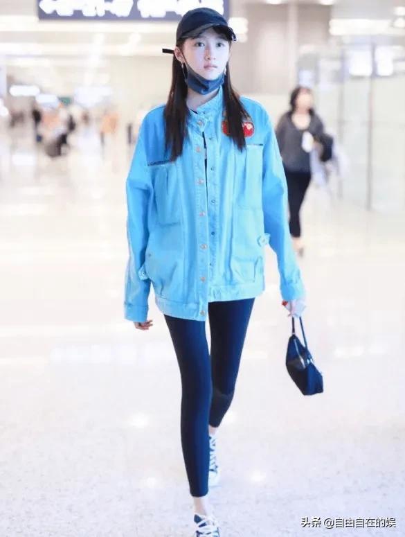 關曉彤怎麼能將打底褲穿這麼高階！配櫻桃印花夾克，上演甜蜜暴擊