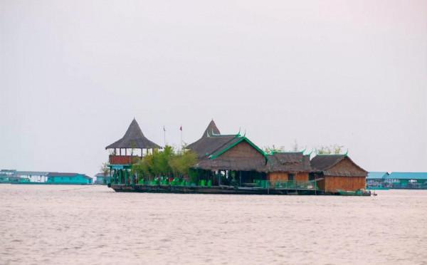 面積有4個新加坡大的淡水湖上，生存著70萬人，沒有國籍常被驅趕