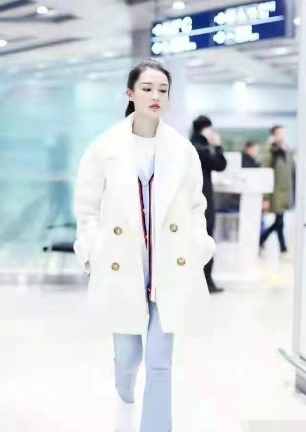 李沁很會穿，外套疊穿夠洋氣，獨創&OpenCurlyDoubleQuote;上腫下細&rdquo;穿法很顯瘦