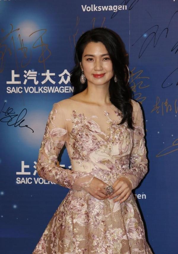 無濾鏡的洪欣有50歲的感覺，和老公同框似兩代人，但優雅絲毫不減