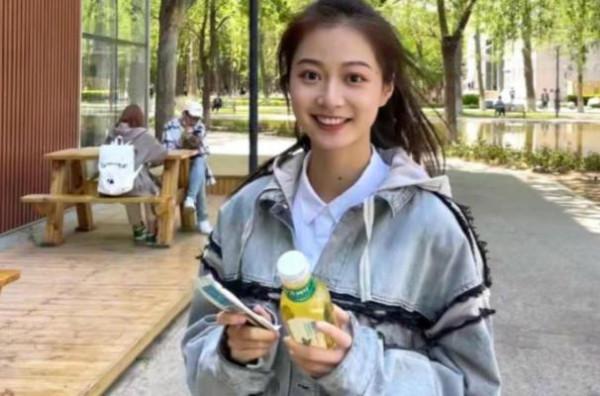 天安門前領誦的馮琳，實習無緣央視，這跟她的成長經歷有很大關係