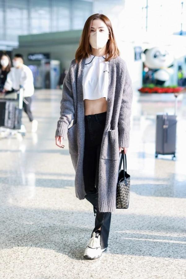 蔡卓妍還是瘦下來了,穿毛衣不忘秀“馬甲線”,造型看著很自信 蔡卓妍還是瘦下來了,穿毛衣不忘秀“馬甲線”,造型看著很自信