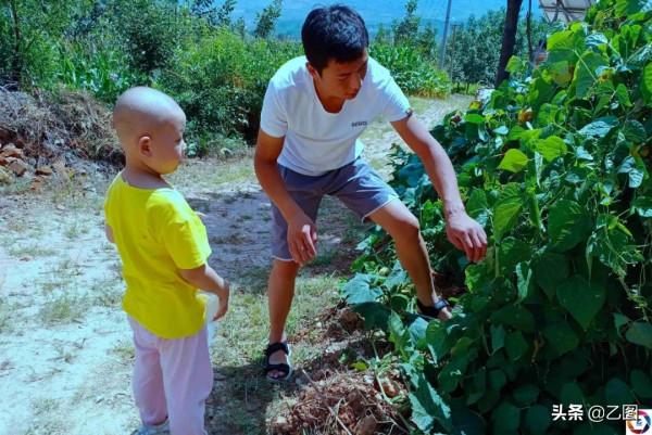 母親車禍離世，兩個女兒患重病，父親車禍，男子活成現實版的富貴