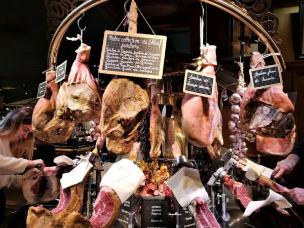 龍蝦烤肉堆成山，上百種甜點乳酪，這家法國自助餐廳能把人饞哭