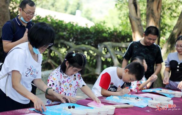 為大象做月餅 其樂融融過中秋 為大象做月餅 其樂融融過中秋