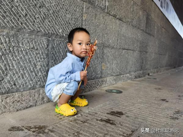 漢EV自駕山東，帶著家人來逛沂州古城，孩子一人就能吃兩串魷魚