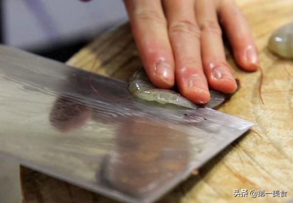 大蝦別再白灼了，試試這樣新搭配，外酥裡嫩味道香，茶香四溢