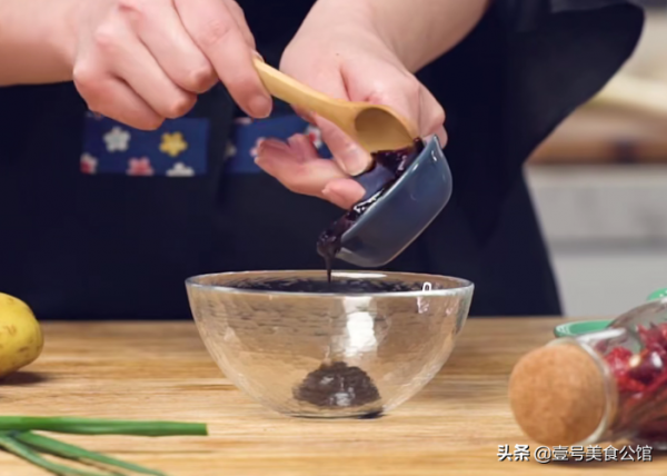 居家分享一款孜然烤玉米，鮮辣味美，焦香誘人，吃一次念念不忘