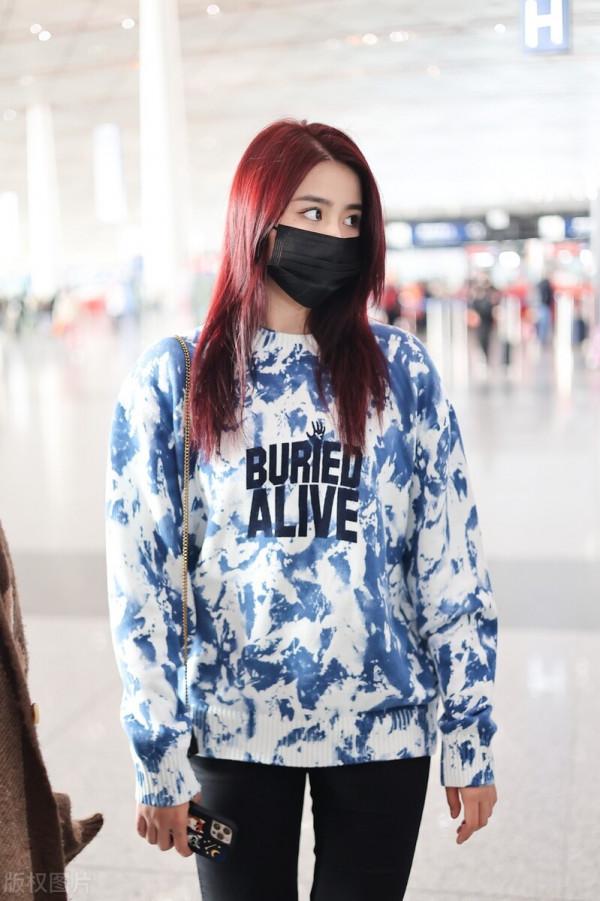 金子涵穿扎染印花衛衣搭配黑色緊身褲，腳踩馬丁靴簡單隨性