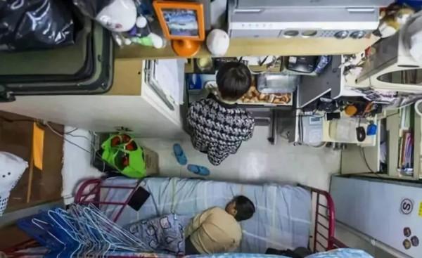 買不起房的香港夫妻，住在9㎡的小屋裡，他們卻說：住出了幸福感