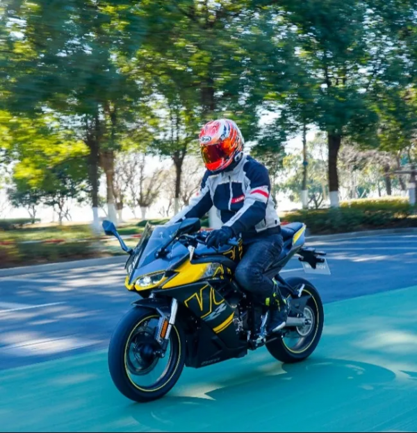 提速更快震動更低，國產250小跑車中頂級選手—無極250RR測評