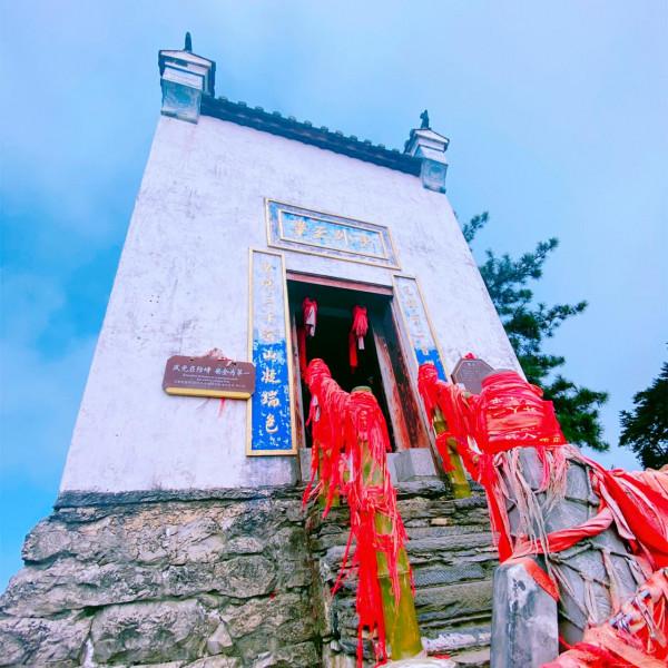 地基僅4根石條的觀音殿，3面懸崖佔地6平方米，屹立500年不倒