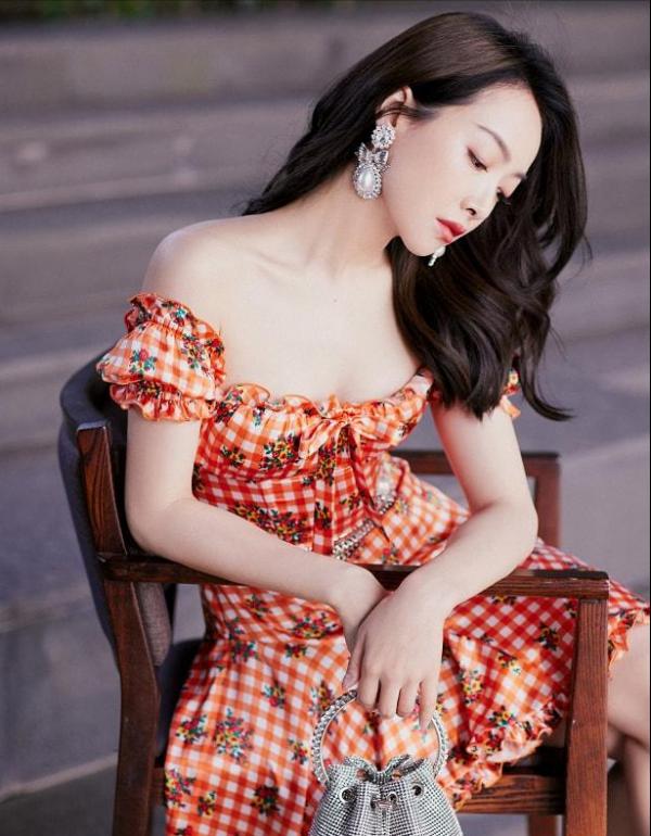 宋茜穿格子連衣裙拍大片,僅憑一把木椅做道具,卻拍出了國際範兒 宋茜穿格子連衣裙拍大片,僅憑一把木椅做道具,卻拍出了國際範兒