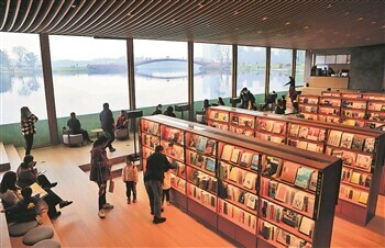 “水下書店”引民眾打卡