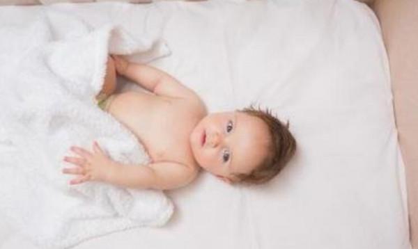 孩子為啥總喜歡蹬被子？看完這個科學解釋，或許你就明白了
