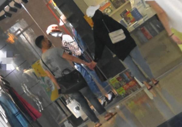 黃智賢夫婦手牽手逛街，被妻子餵食雪糕太甜蜜，相戀31年拒絕生娃