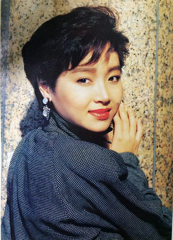 萬梓良,就這樣錯過了恬妞,午夜夢迴時他是否後悔過? 萬梓良,就這樣錯過了恬妞,午夜夢迴時他是否後悔過?