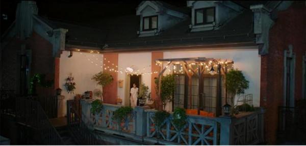 影視劇裡的窮人有多離譜？月薪三千租豪宅，沒錢還頓頓小火鍋