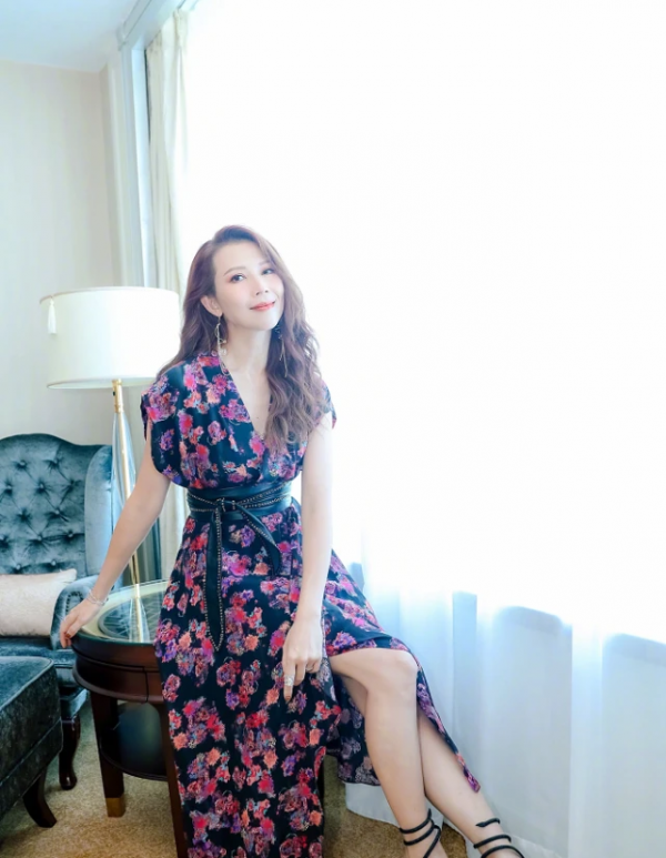 蔡少芬才是真正會穿搭的人，格紋襯衫配馬丁靴洋氣減齡，哪像48歲