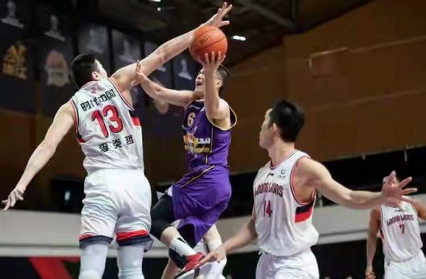 3訊息!楊鳴刺探敵情,廣廈雙少替補席跳舞,張帆登頂本土得分榜 3訊息!楊鳴刺探敵情,廣廈雙少替補席跳舞,張帆登頂本土得分榜