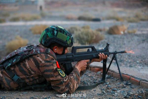 帥！特戰隊員多種姿勢據槍射擊