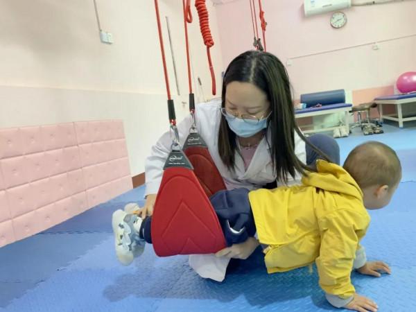 懸吊的幾根紅繩子,讓患病的寶寶在“空中”恢復健康 懸吊的幾根紅繩子,讓患病的寶寶在“空中”恢復健康