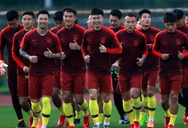 直接說他是山東泰山的金敬道，國足和白斬雞的代表就行，不用遮掩