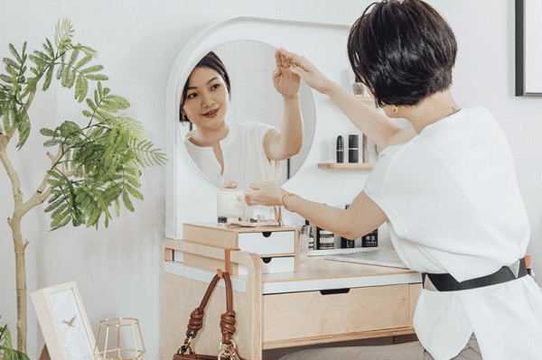 對鏡梳妝,美麗搬上臺面 對鏡梳妝,美麗搬上臺面