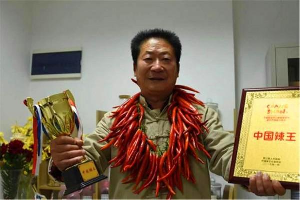 中國辣王李永志：一餐5斤辣椒配白酒，32個魔鬼辣椒擊敗印度老人