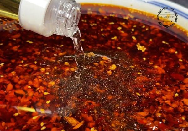 做辣椒油,直接潑熱油只辣不香,多加3樣,香辣濃,拌什麼都好吃 做辣椒油,直接潑熱油只辣不香,多加3樣,香辣濃,拌什麼都好吃
