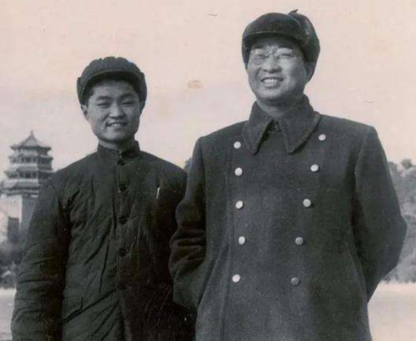 1950年胡志明到我國搬救兵，毛主席問他要多少兵，胡：我只要陳賡