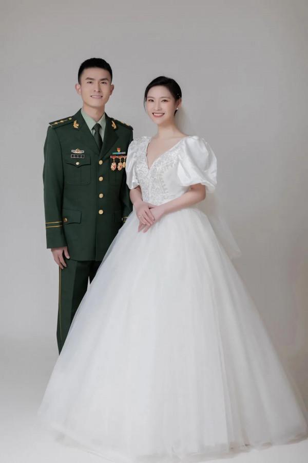 喜上加喜！新婚夫妻雙雙榮立三等功，婚禮現場收到立功喜報