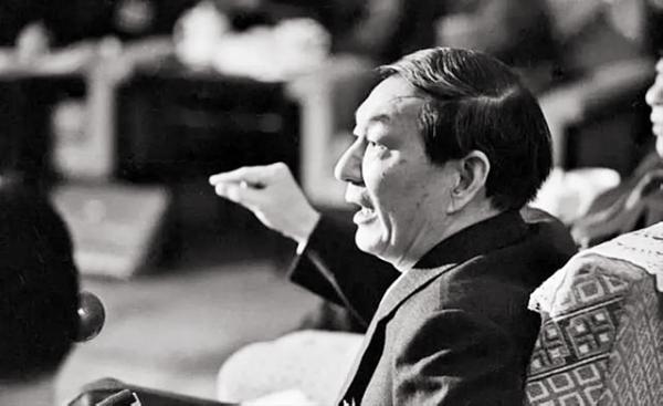 2000年，一農民直言不諱向總理傾訴煩惱，朱鎔基：我比你還急呀