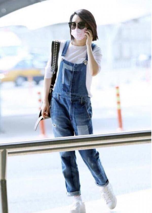 許晴完全沒有中年人的影子，年過半百穿白T恤配揹帶褲，像個少女