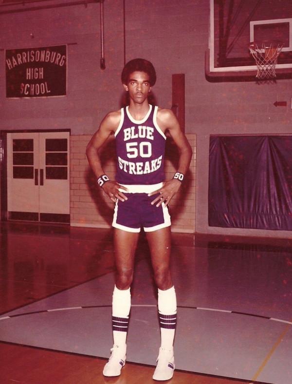 新秀賽季就入選全明星，2米2的彈跳狂人，運動能力爆炸的中鋒