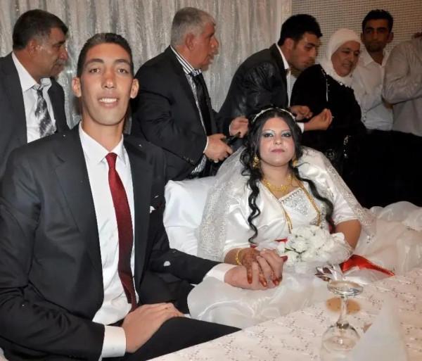 身高2.47米高的“第一高人”，渴望結婚生子，有一輛適合自己的車