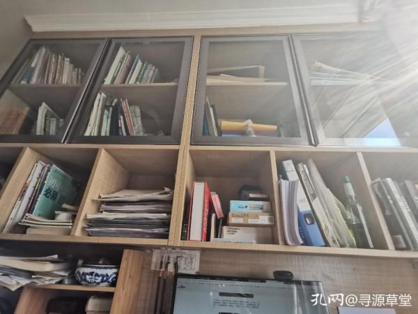 別人家的書房，整齊而雅緻，自己家的書架卻只能見縫插針