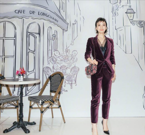 吳昕氣質越來越好！穿著絲絨套裝盡顯高階感，美得認不出來了