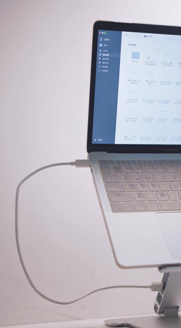 當我的頸椎出現問題，我買了一款奧睿科電腦支架