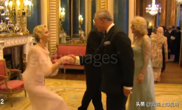 凱特為什麼沒有向丹麥王儲妃行禮？王室屈膝禮科普大放送