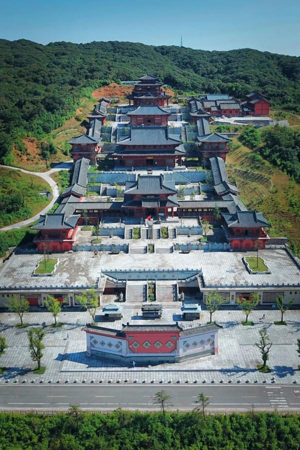 神奇!重慶深山發現一個巨洞,天上掉落一塊巨石,神似佛像 神奇!重慶深山發現一個巨洞,天上掉落一塊巨石,神似佛像