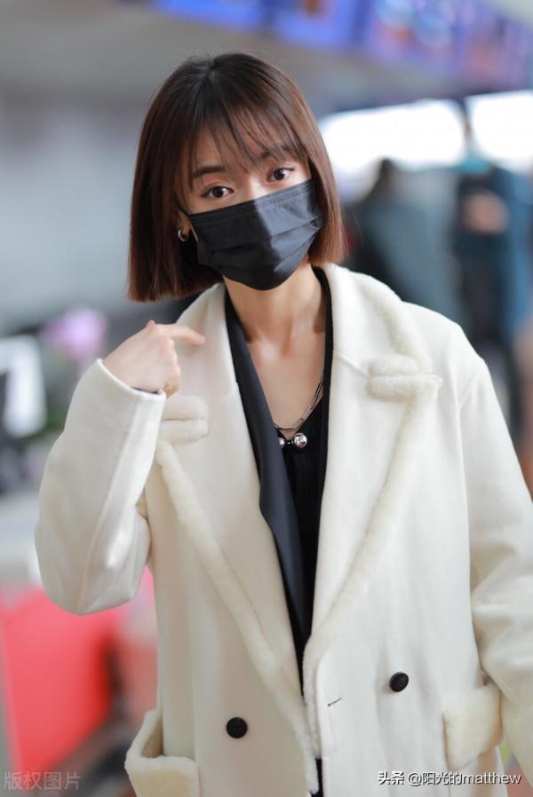 街拍：吳謹言穿黑白look配短髮造型清新知性十足