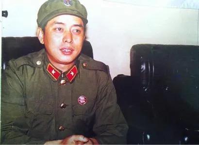 蘭州軍區第一政委劉鼕鼕坐車遭遇歹徒碰瓷,將軍說:跟我去取錢 蘭州軍區第一政委劉鼕鼕坐車遭遇歹徒碰瓷,將軍說:跟我去取錢