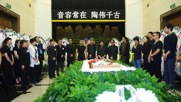 “悲傷”的呂麗萍：一婚張豐毅，二婚足球評論員，42歲嫁孫海英