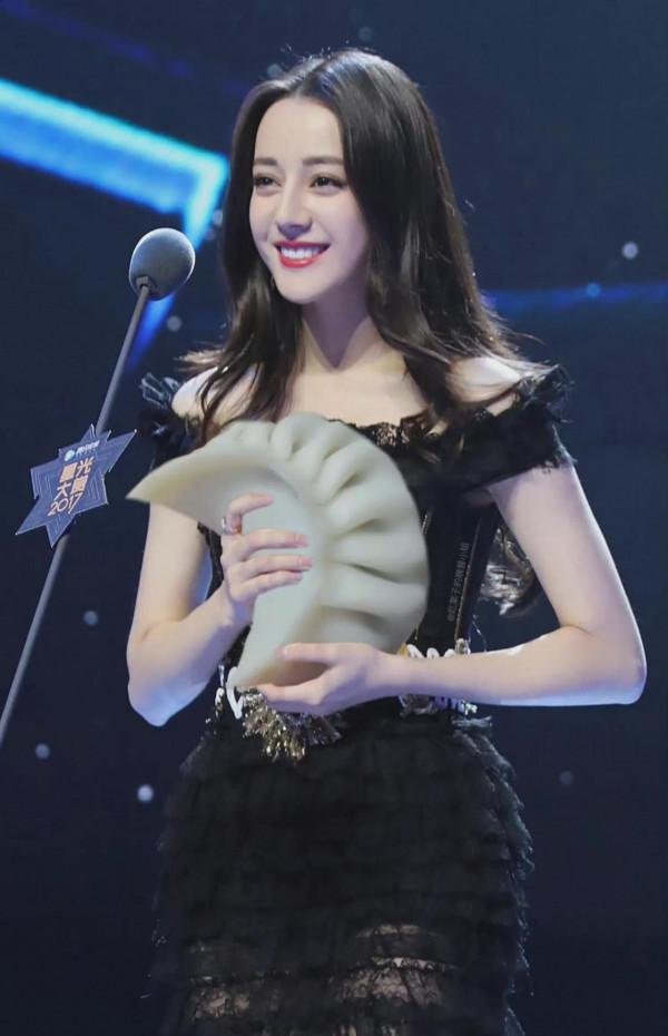 迪麗熱巴曬自拍 迪麗熱巴曬自拍