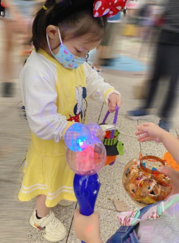 王祖藍攜妻女共遊迪士尼,因疫情爆發被迫封園,工作室出面報平安 王祖藍攜妻女共遊迪士尼,因疫情爆發被迫封園,工作室出面報平安